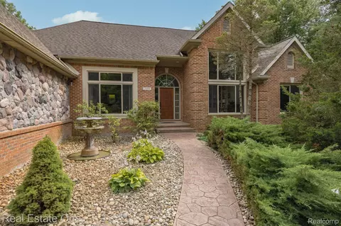 7000 Willowing Oaks Dr, White Lake, MI 48383