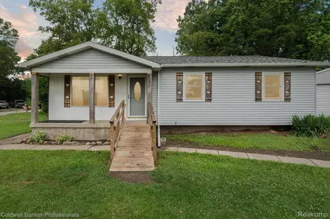 326 East St, Holly, MI 48442