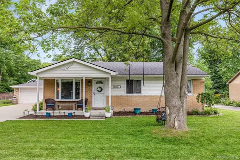 48130 Meadow Ln, Chesterfield, MI 48051