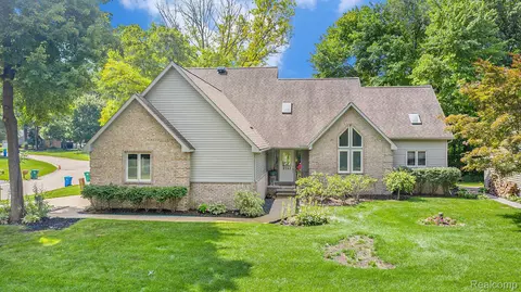 2141 Briar Crt Ct, Commerce, MI 48382