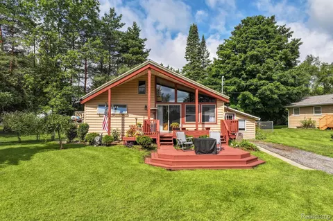 6790 Westgate Dr, Victor, MI 48848