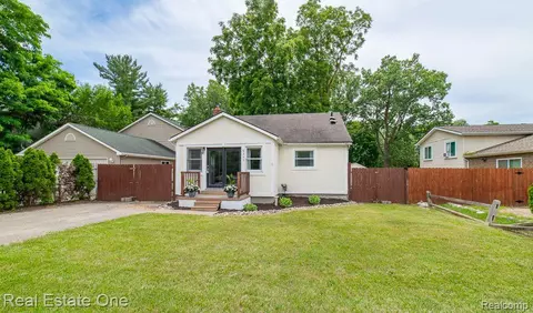 6345 Andersonville Rd, Waterford, MI 48329