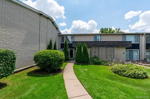 8248 Karam Blvd, Warren, MI 48093