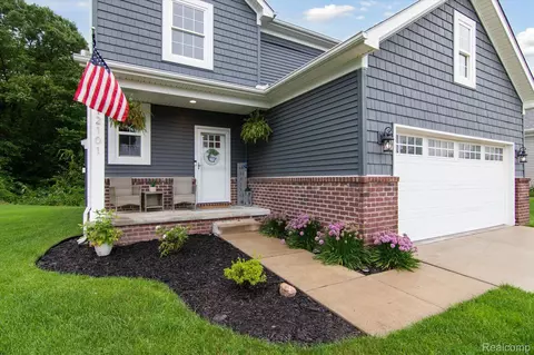 2101 Middle Ridge Dr, Holly, MI 48442