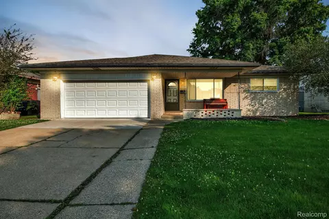 34486 Hawke Dr, Sterling Heights, MI 48310