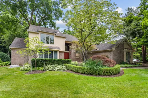 4752 Rivers Edge Dr, Troy, MI 48098