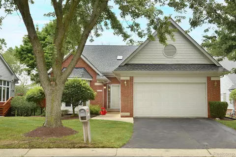 6402 Country Shire Ln, West Bloomfield, MI 48323