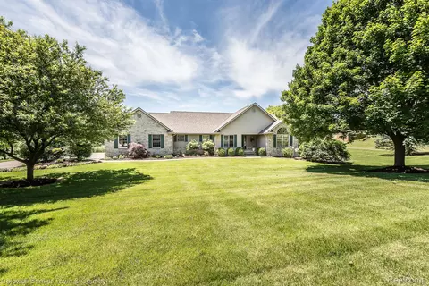 7610 Van Raden St, Pinckney, MI 48169