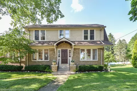 725 E Grand River Ave, Fowlerville, MI 48836