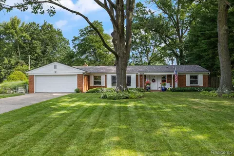 6035 Thorneycroft Dr, Shelby Township, MI 48316