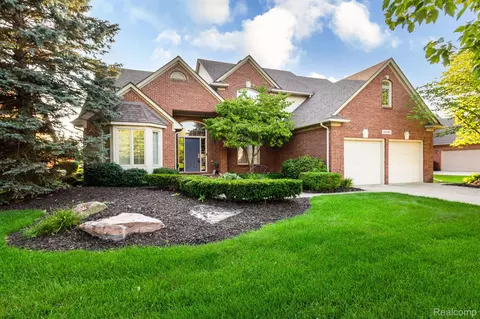 49391 Briar Pointe Dr, Macomb, MI 48044