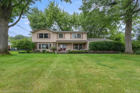 5518 Pembury, West Bloomfield, MI 48322