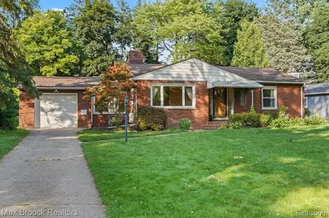 2241 Bedford Rd N, Bloomfield Hills, MI 48302