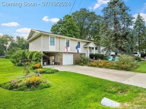 850 Buckhorn Dr, Lake Orion, MI 48362