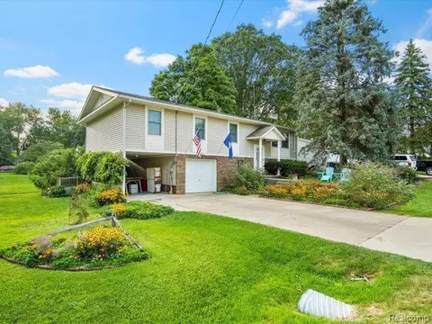 850 Buckhorn Dr, Orion, MI 48362