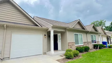 2455 Hatchery Crossing Dr, Waterford, MI 48329