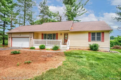 7052 White Pine Dr, Perry, MI 48872