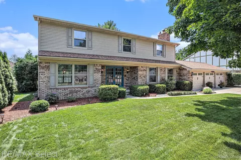 1528 Kings Bridge Rd, Grand Blanc, MI 48439