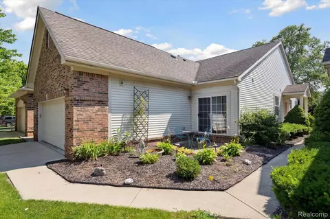 5290 S River Dr, Commerce, MI 48382