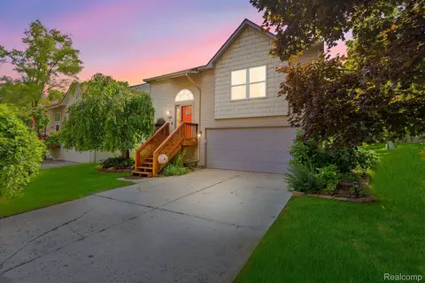 6930 Palos Verdes Ln, Waterford, MI 48327