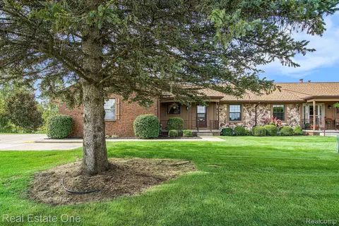 11840 Lexington Dr 2 180 Dr #2, Green Oak, MI 48178