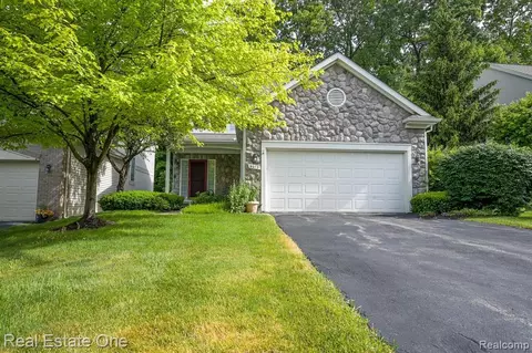 6612 Pond View Rd, Clarkston, MI 48346