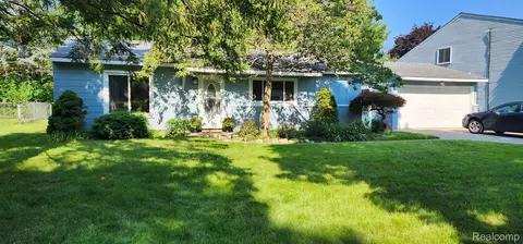 1058 Avon Manor Rd, Rochester Hills, MI 48307