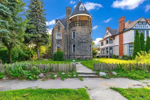 1719 Military St, Port Huron, MI 48060
