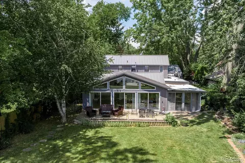 785 Laguna Dr, Wolverine Lake, MI 48390