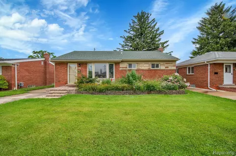 17969 Marquette St, Roseville, MI 48066