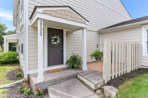39525 Village Wood Rd, Novi, MI 48375