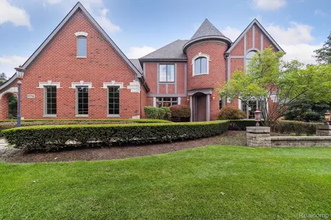 17712 Parkshore Dr, Northville, MI 48168