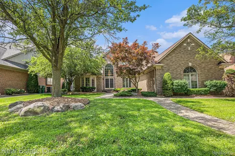 46651 Springwood Dr, Macomb, MI 48044