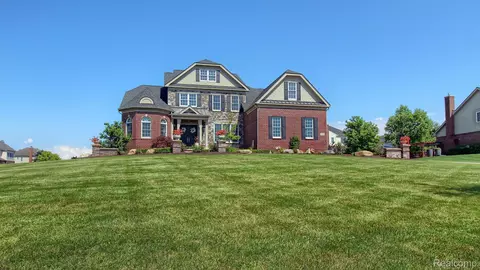 3913 Grand Oaks Blvd, Oakland, MI 48363