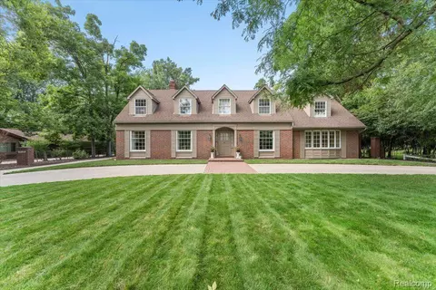 9128 Highland Dr, Grosse Ile, MI 48138