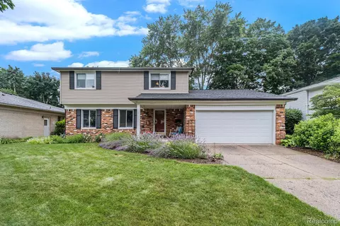 21439 Birchwood St, Farmington, MI 48336