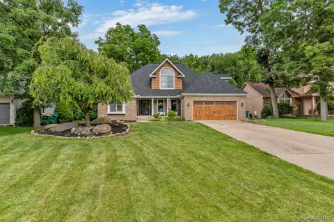 409 River Woods Dr, Flushing, MI 48433