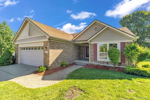 26673 Cottonwood St, Woodhaven, MI 48183