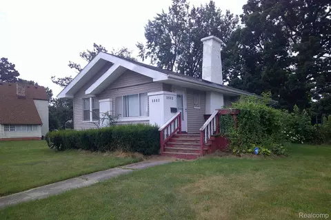 3902 Circle Dr, Flint, MI 48507