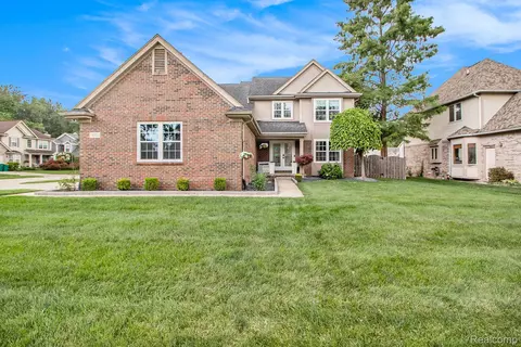 19192 Red Oak Ln, Brownstown, MI 48193