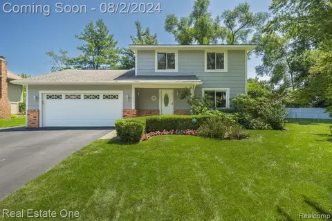 911 Ridgemont St S, Commerce Twp, MI 48382