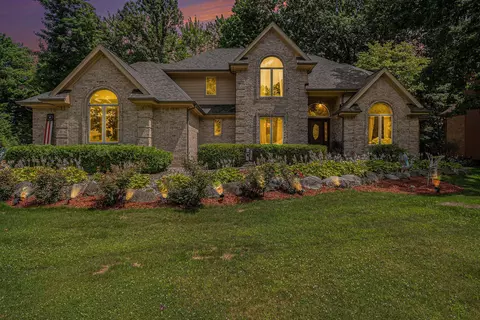 1306 Kings Pointe Rd, Grand Blanc, MI 48439