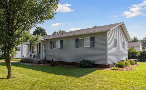 204 Bloomingdale St, Fenton, MI 48430