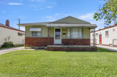 22708 Lake Dr, Saint Clair Shores, MI 48082