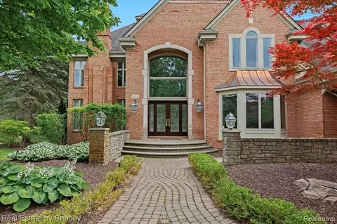 4096 Oak Tree Cir, Rochester, MI 48306