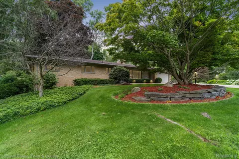 2340 Winkleman Dr, Waterford, MI 48329