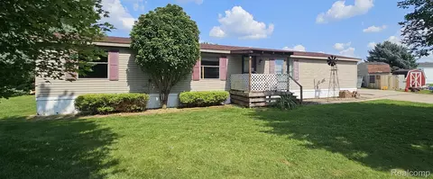 240 Green Valley Dr, Flint, MI 48506