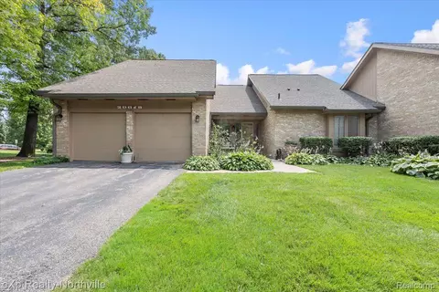 29615 Nova Woods Dr, Farmington Hills, MI 48331