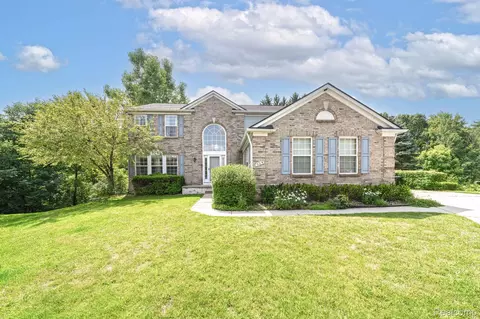 525 Deer Valley Rd, Holly, MI 48442