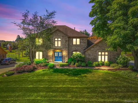 39017 Plumbrook Dr, Farmington Hills, MI 48331